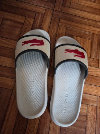 Chanclas Lacoste Beige y Rojo