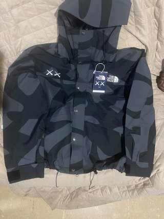 Cazadora The North Face x KAWS