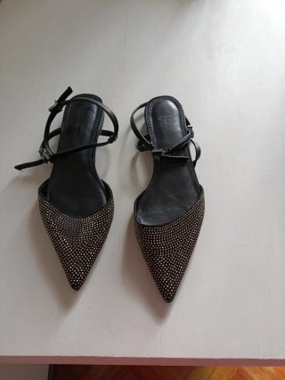 Sandalias Negras con Tachuelas