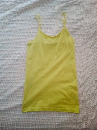 Camiseta de Tirantes Amarilla marca Benetton.
