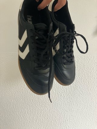 Zapatillas Hummel Negras y Blancas