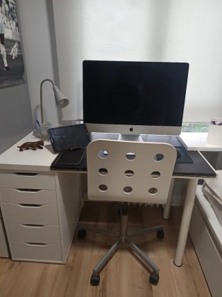 Mesa de estudio y silla blanca