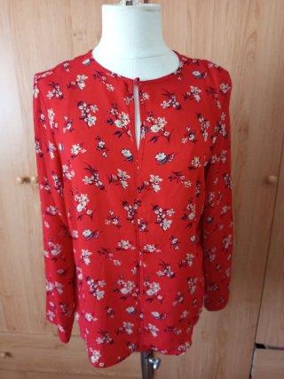 Blusa roja con estampado floral