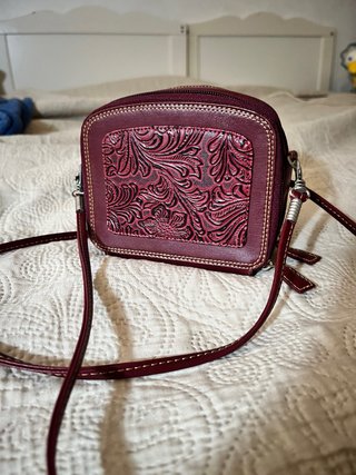 Bolso pequeño con detalle grabado
