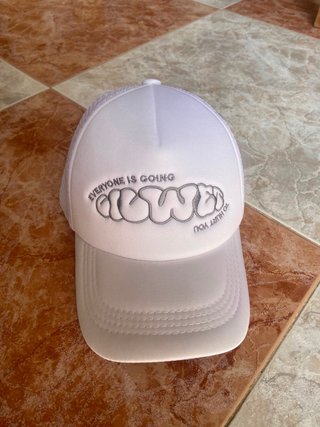 Gorra Blanca con Bordado