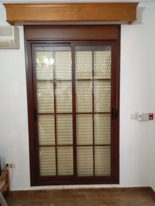 Ventana y puerta de Aluminio Color Madera.