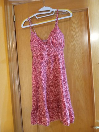 Vestido de tirantes rojo con topitos blancos