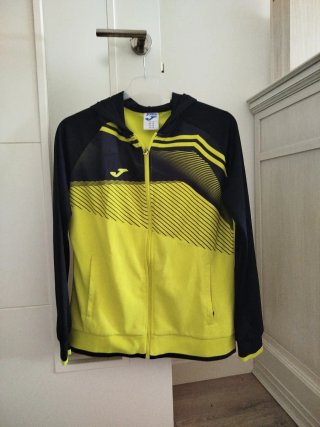 Chaqueta deportiva Joma negra y amarilla
