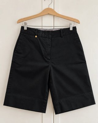 Pantalón bermuda negro