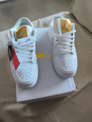 Nike Air Jordan 1 Low SE Blancs y Dorads 38 pqueño