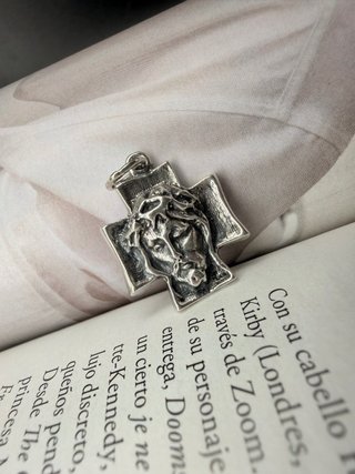 Cruz de Plata con Relieve