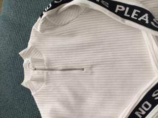 Jersey Blanco con Letras en las Mangas
