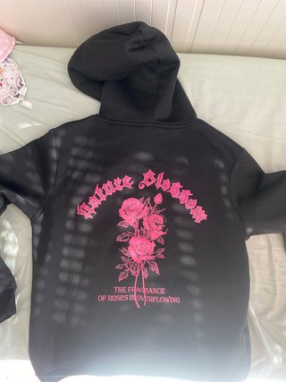 Sudadera Negra con Estampado de Rosas