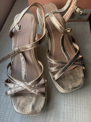 Sandalias de cuña doradas