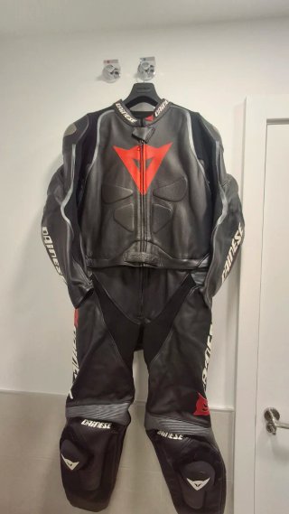 Conjunto moto chaqueta y pantalón Dainese talla 56