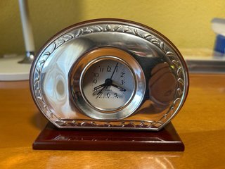 Reloj de sobremesa con acabado plateado
