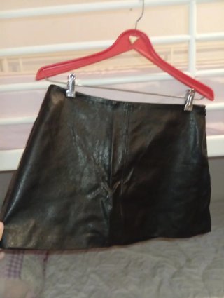 Falda mini efecto piel negra
