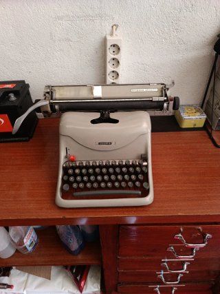 Máquina de escribir Hispano Olivetti