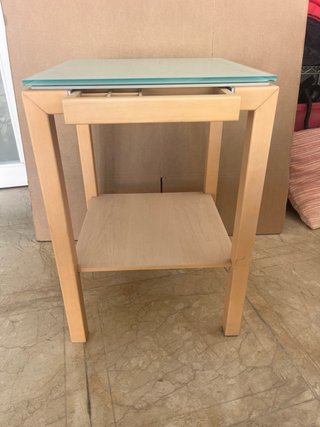 Mesita de noche de madera y cristal