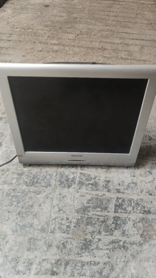 TV LCD Sharp Plateada