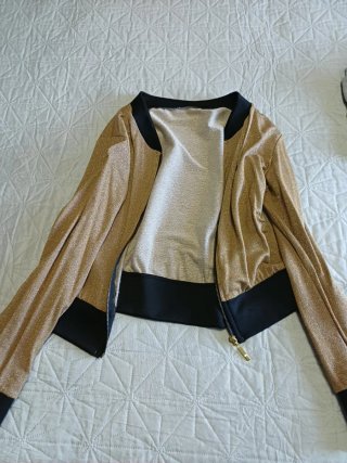 Chaquetita corta dorada y negra