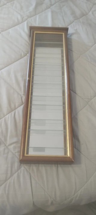 Vitrina de madera con espejo