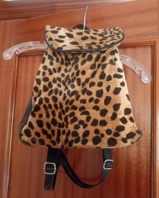 Mochila dibujo animal print con laterales negros