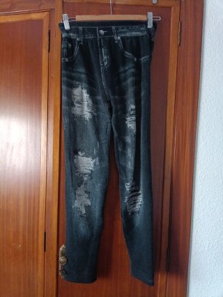 Pantalones efecto vaquero desgastado