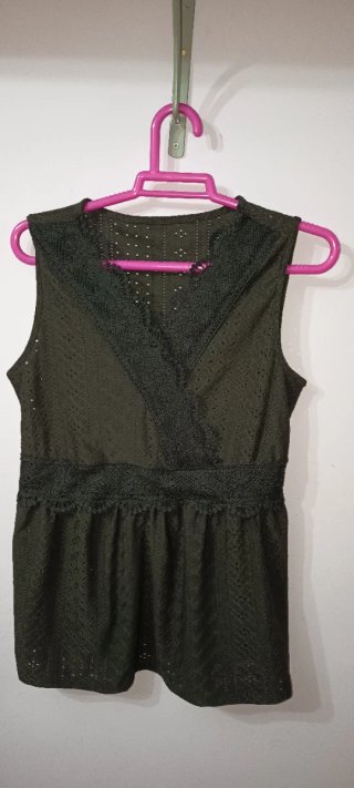 Blusa sin mangas negra con encaje