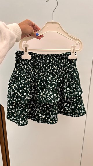 Falda corta de volantes verde con flores