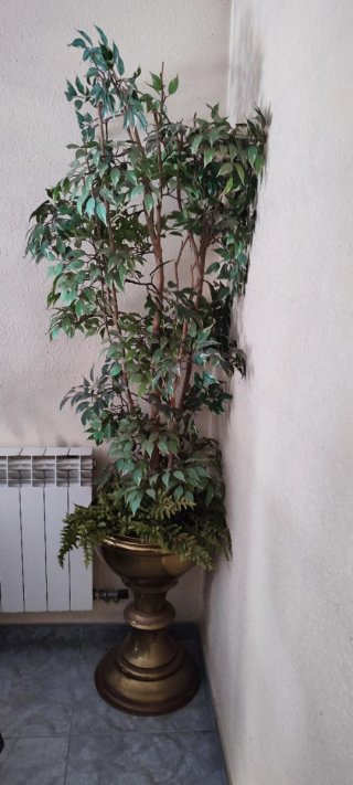 Planta Artificial en Maceta Metálica Dorada