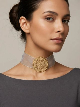 Gargantilla choker tul gris  con Medallón Dorado