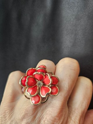 Anillo con diseño floral rojo