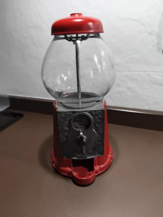 Maquina expendedora de chicles vintage.