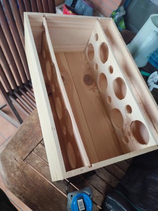 Caja de madera con separadores