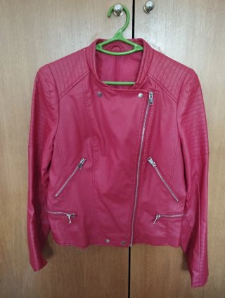Cazadora roja estilo motero