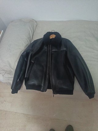 Chaqueta de piel negra