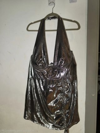 Vestido Corto Metalizado Espalda Abierta