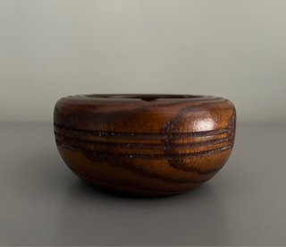 Cenicero de madera tallado a mano