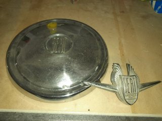 Insignia y Tapacubos SEAT 600