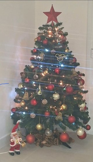 Árbol de Navidad con luces y adornos