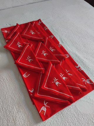 Mantelería de 12 servicios roja
