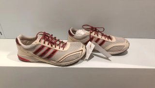 Zapatillas Adidas Beige y Rojas, varias tallas