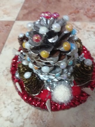 Centro de mesa navideño con piñas