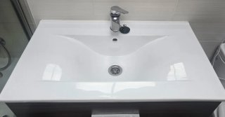 Mueble de baño con lavabo y espejo