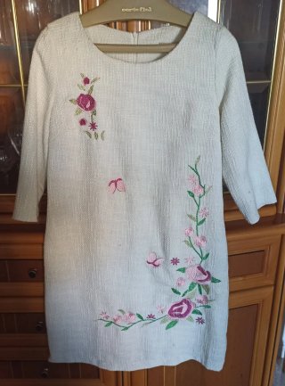 Vestido Beige con Bordados