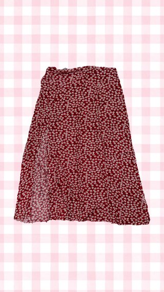 Falda estampada roja con flores blancas y negras.