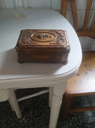 Joyero Antiguo con Relieve