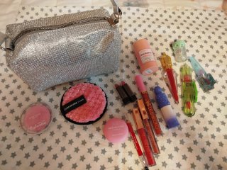 Lote de neceser con cosméticos