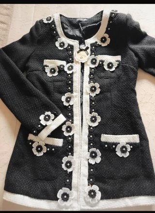Chaqueta Negra y Blanca con Flores